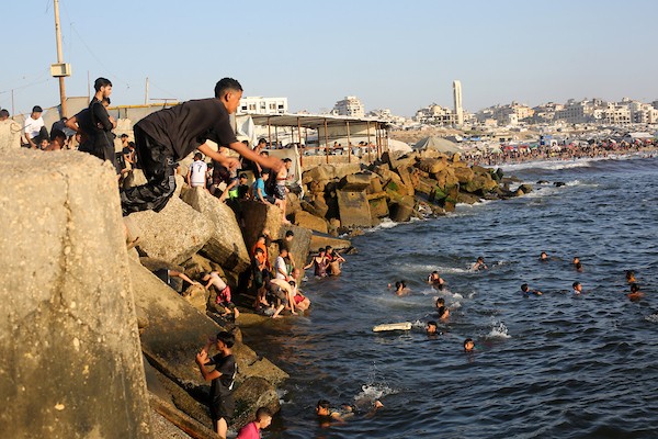 فلسطينيون يستحمون في مياه البحر الأبيض المتوسط على شاطئ مدينة غزة، وسط استمرار المخاوف من تجدد القتال وتعثر ترتيبات مرحلة ما بعد الحرب، 31 يوليو/تموز 2026. تصوير: محمد صالحة.