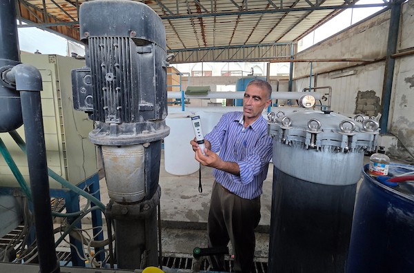 فلسطينيون، بينهم نساء وأطفال، يملؤون حاويات بمياه محلاة في محطة تحلية مياه بخان يونس، جنوب قطاع غزة، في 23 أغسطس/آب 2026.(صورة: طارق محمد)