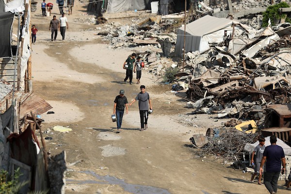 خيام فلسطينية نُصبت بجوار منازل مدمرة في منطقة الزرقاء بمدينة غزة. (تصوير: بلال أسامة)