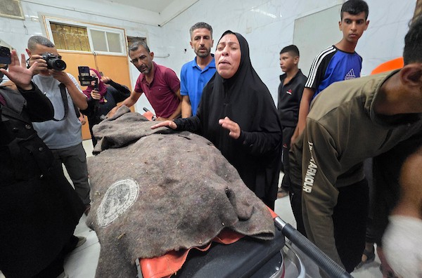 فلسطينيون ينقلون جثمان شاب وستة جرحى، بينهم أطفال، إلى مجمع ناصر الطبي عقب غارة إسرائيلية استهدفت سطح منزل في مخيم خان يونس للاجئين، جنوب قطاع غزة، في 24 أغسطس/آب 2026. صورة: طارق محمد