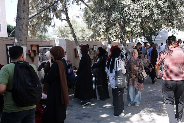 حضر فلسطينيون معرض ريشة السلام الذي ضمّ أعمالاً فنية ورسومات لشابات من مدينة غزة، وذلك في 30 أغسطس/آب 2026. تصوير: محمد صالحة