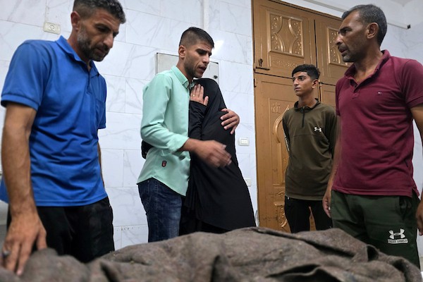 فلسطينيون ينقلون جثمان شاب وستة جرحى، بينهم أطفال، إلى مجمع ناصر الطبي عقب غارة إسرائيلية استهدفت سطح منزل في مخيم خان يونس للاجئين، جنوب قطاع غزة، في 24 أغسطس/آب 2026. صورة: طارق محمد