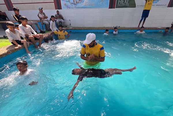 أطفال فلسطينيون فقدوا أطرافهم خلال الحرب يشاركون في تدريب للسباحة والتمارين المائية في خان يونس، جنوب قطاع غزة، 20 آب/أغسطس 2026. (تصوير: طارق محمد)