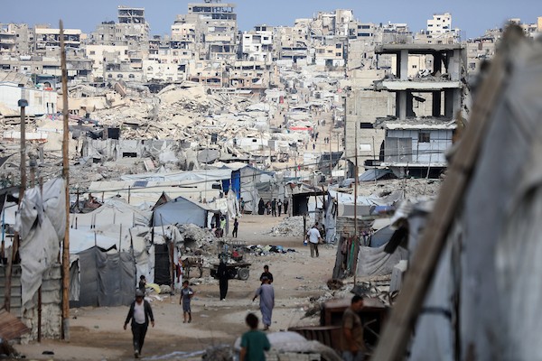 خيام فلسطينية نُصبت بجوار منازل مدمرة في منطقة الزرقاء بمدينة غزة. (تصوير: بلال أسامة)