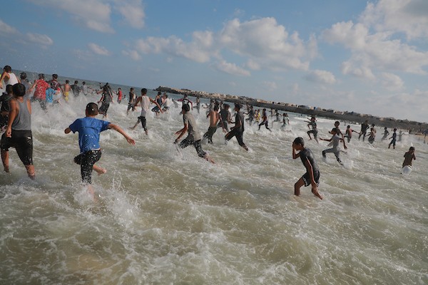 أطفال فلسطينيون خلال تدريبات للسباحة على ساحل خان يونس جنوب قطاع غزة، 21 أغسطس/آب 2026، ضمن برنامج يهدف إلى دعمهم نفسياً وتوفير أنشطة ترفيهية. تصوير: طارق محمد.