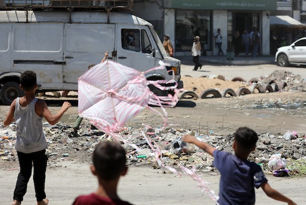 أطفال فلسطينيون يصنعون ويطيرون الطائرات الورقية في مدينة غزة في 25 أغسطس/آب 2026.(صورة: بلال أسامة)