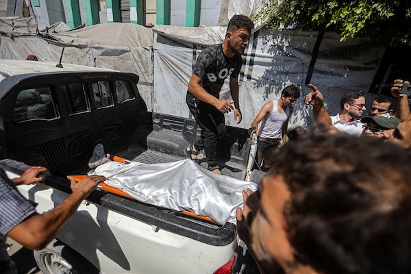 انتشل مسعفون ومتطوعون جثامين شهداء وجرحى من موقع غارة إسرائيلية استهدفت مقرًا للشرطة البلدية وسط غزة، 19 أغسطس/آب 2026،(صورة: بلال أسامة)