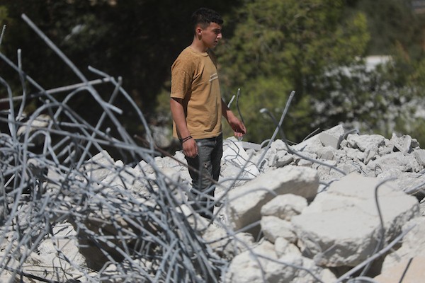يتفقد فلسطينيون أنقاض منزل قيد الإنشاء هدمته القوات الإسرائيلية في قرية كرمة، جنوب مدينة دورا بالضفة، في 27 أغسطس/آب 2026.(صورة: مأمون وزواز)