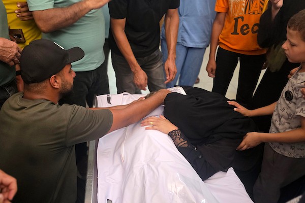 فلسطينيون يشيّعون الطفلة أمل نشأت أبو خاطر، 10 أعوام، خلال جنازتها في خان يونس جنوب قطاع غزة، في 24 أغسطس/آب 2026، بعد مقتلها بنيران القوات الإسرائيلية، بحسب عائلتها. الصورة: طارق محمد