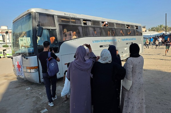 أسرى ومعتقلون فلسطينيون مفرج عنهم يصلون على متن حافلات تابعة للجنة الدولية للصليب الأحمر إلى مجمع ناصر الطبي في خان يونس، جنوب قطاع غزة، بعد نقلهم من معبر كرم أبو سالم، وسط تجمع أفراد من عائلاتهم لاستقبالهم.(تصوير: طارق محمد)