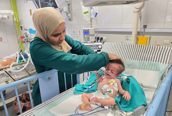يواجه المرضى والرضع الذين يعتمدون على الأكسجين مخاطر متزايدة في خان يونس، جنوب قطاع غزة، في 15 أغسطس/آب 2026. (صورة: طارق)