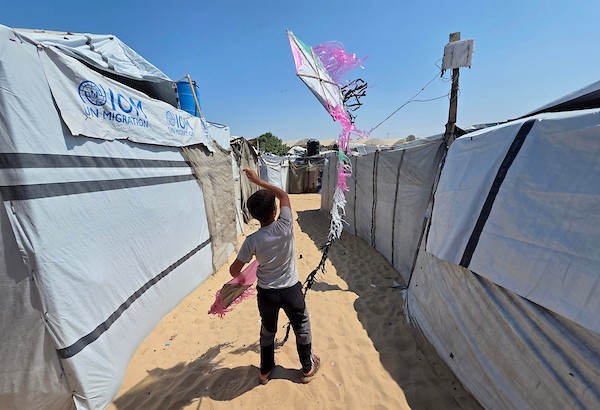 أطفال فلسطينيون يطلقون طائرات ورقية في منطقة المواصي بخان يونس، جنوب قطاع غزة، في 27 آب/أغسطس 2026. (تصوير: طارق محمد)