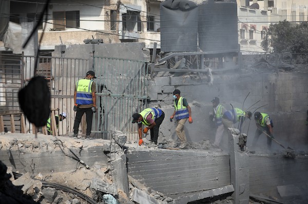 متطوعون من فريق حماة التراث يعملون على ترميم مسجد أبو سليم التاريخي في دير البلح وسط قطاع غزة، في 27 آب/أغسطس 2026. (تصوير: معز صالحي)