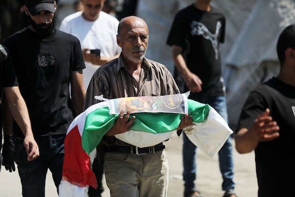 فلسطينيون يشاركون في تشييع رفات 50 شخصًا انتُشلوا من تحت أنقاض مبانٍ مدمرة في مدينة غزة، 20 آب/أغسطس 2026. (تصوير: بلال أسامة)
