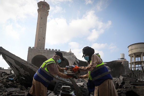 متطوعون من فريق حماة التراث يعملون على ترميم مسجد أبو سليم التاريخي في دير البلح وسط قطاع غزة، في 27 آب/أغسطس 2026. (تصوير: معز صالحي)
