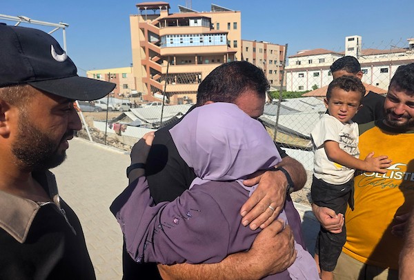 مرضى فلسطينيون ومرافقوهم لدى وصولهم إلى مجمع ناصر الطبي في خان يونس، جنوب قطاع غزة، في 10 أغسطس/آب 2026، بعد عودتهم من الضفة الغربية عبر معبر كرم أبو سالم إثر أشهر من تعذر الوصول إلى غزة بسبب الحرب وإغلاق المعابر. (صورة: طارق محمد)