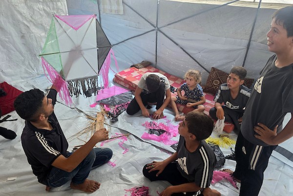 أطفال فلسطينيون يطلقون طائرات ورقية في منطقة المواصي بخان يونس، جنوب قطاع غزة، في 27 آب/أغسطس 2026. (تصوير: طارق محمد)