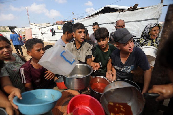في 22 أغسطس/آب 2026، تلقى فلسطينيون وجبات طعام مطبوخة مجانية في مخيم للنازحين بمنطقة جباليا شمال قطاع غزة. (صورة: بلال أسامة)