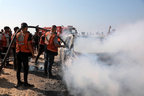 عناصر من الدفاع المدني وفلسطينيون نازحون يعملون على إخماد حريق اندلع في سيارة عقب غارة إسرائيلية على شارع الرشيد، جنوب غرب مدينة غزة، قطاع غزة، في 13 أغسطس/آب 2026.صورة: أحمد إبراهيم