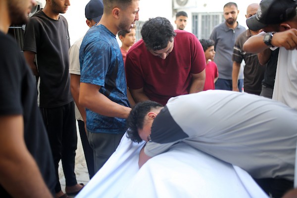 فلسطينيون يشاركون في تشييع عامل التوصيل رائد عادل محمد عليان (24 عامًا)، الذي استشهد في غارة جوية إسرائيلية، 29 أغسطس/آب 2026.تصوير: محمد صالحة
