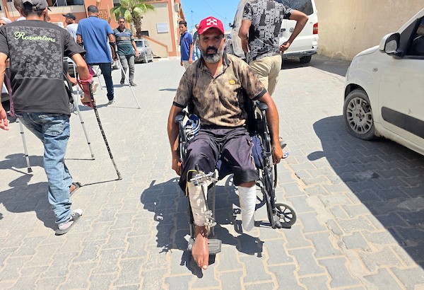 مرضى وجرحى فلسطينيون خلال اعتصام أمام مجمع ناصر الطبي في خان يونس، جنوب قطاع غزة، للمطالبة بفتح المعابر وتمكينهم من السفر للعلاج، 30 أغسطس/آب 2026. (تصوير: طارق محمد)