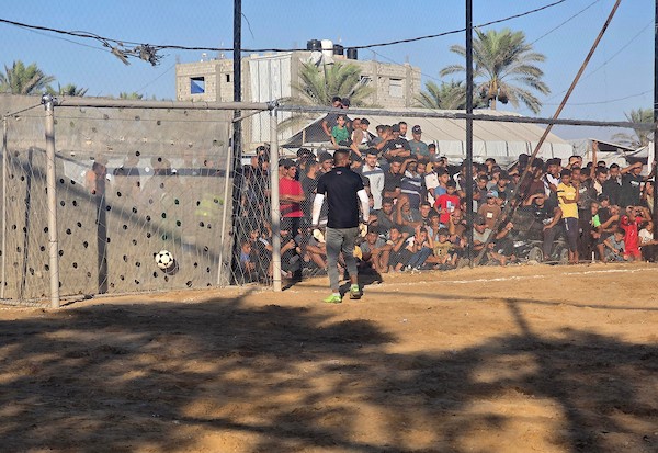 لاعبون فلسطينيون يشاركون في مباراة ودية داخل مخيمات النزوح بمنطقة المواصي في خان يونس، جنوب قطاع غزة، 20 آب/أغسطس 2026.(تصوير: طارق محمد)
