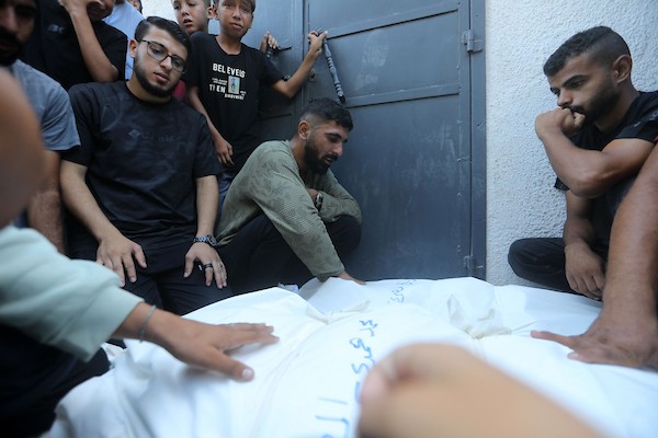 ودّع المشيّعون جثامين سبعة فلسطينيين قُتلوا في غارة جوية إسرائيلية على مقهى في ميناء غزة في اليوم السابق، وذلك خلال جنازتهم في مستشفى الشفاء بمدينة غزة، في 19 أغسطس/آب 2026.