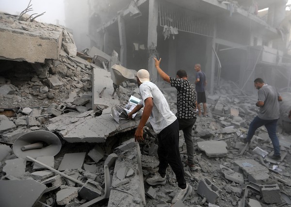 تجمع فلسطينيون في موقع غارة إسرائيلية استهدفت مبنى سكنياً في مخيم الشاطئ، غرب مدينة غزة، في 24 أغسطس/آب 2026. صورة من بلال أسامة