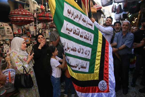 فلسطينيون بالزي التقليدي يؤدون أناشيد ومدائح دينية ويوزعون الحلوى في السوق المركزي بالبلدة القديمة في نابلس،خلال إحياء ذكرى المولد النبوي الشريف، في 25 أغسطس/آب 2026. (تصوير: محمد ناصر)