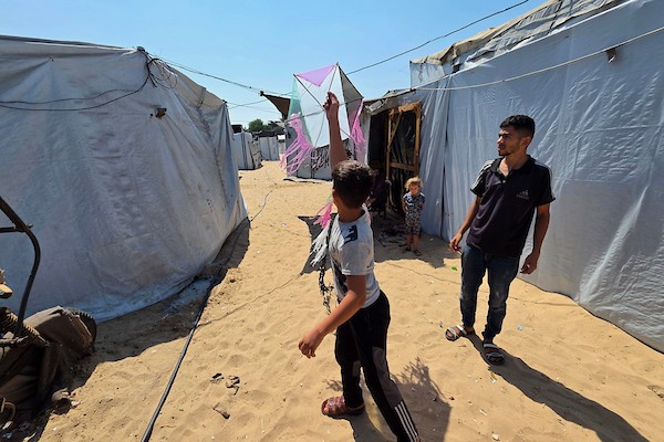 أطفال فلسطينيون يطلقون طائرات ورقية في منطقة المواصي بخان يونس، جنوب قطاع غزة، في 27 آب/أغسطس 2026. (تصوير: طارق محمد)