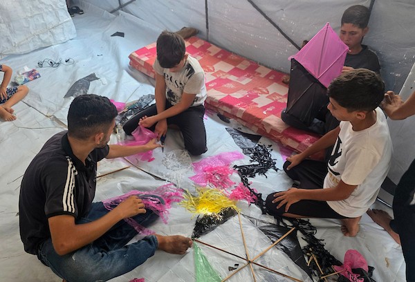 أطفال فلسطينيون يطلقون طائرات ورقية في منطقة المواصي بخان يونس، جنوب قطاع غزة، في 27 آب/أغسطس 2026. (تصوير: طارق محمد)