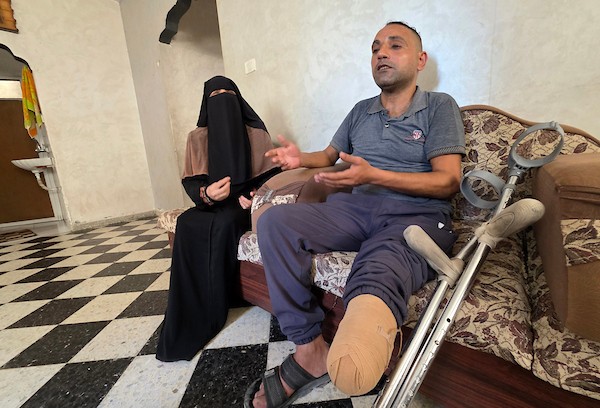 الفلسطيني محمد حسن البرغوث، الذي فقد ساقه خلال الحرب، يقف متكئًا على عكاز في خان يونس، جنوب قطاع غزة، في 12 أغسطس/آب 2026. (صورة: طارق محمد)