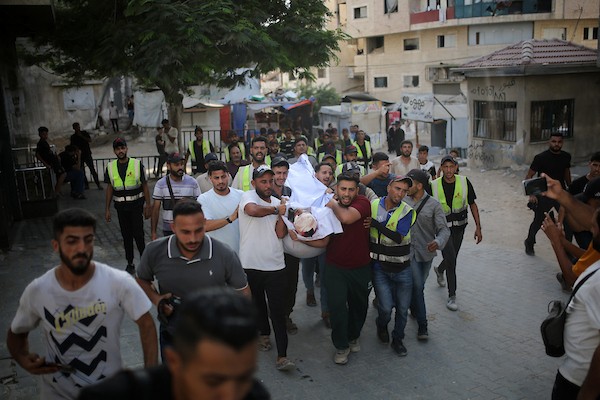 فلسطينيون يشاركون في تشييع عامل التوصيل رائد عادل محمد عليان (24 عامًا)، الذي استشهد في غارة جوية إسرائيلية، 29 أغسطس/آب 2026.تصوير: محمد صالحة