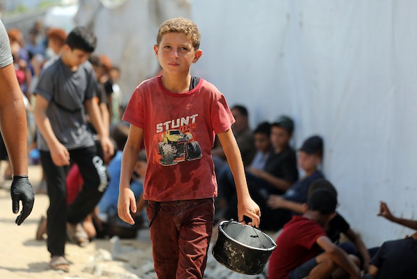 في 22 أغسطس/آب 2026، تلقى فلسطينيون وجبات طعام مطبوخة مجانية في مخيم للنازحين بمنطقة جباليا شمال قطاع غزة. (صورة: بلال أسامة)