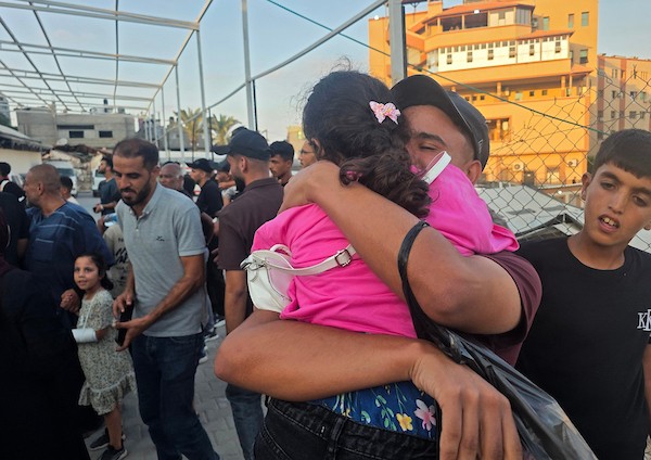 مرضى ومرافقوهم يصلون إلى مجمع ناصر الطبي في خان يونس بعد عودتهم من الأردن إثر انتهاء علاجهم، ضمن مجموعة تضم 63 مريضًا ومرافقًا، 26 أغسطس/آب 2026. تصوير: طارق محمد.
