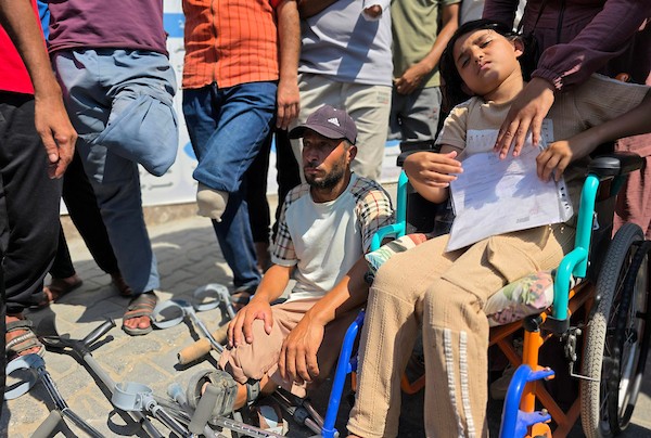 مرضى وجرحى فلسطينيون يحملون تحويلات طبية في احتجاج أمام مجمع ناصر الطبي في خان يونس، جنوب قطاع غزة، في 23 أغسطس/آب 2026، (صورة: طارق محمد)
