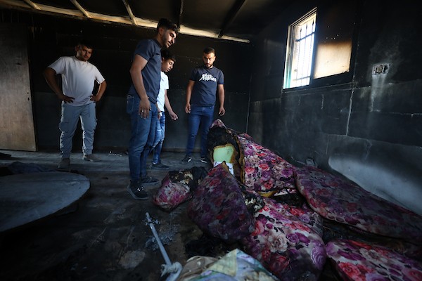 فلسطينيون يتفقدون منزلاً تضرر جراء حريق قال سكان إن مستوطنين أشعلوه في منطقة خلات الفرا بمدينة يطا، جنوب الخليل، 20 أغسطس/آب 2026. صورة: مأمون وزواز