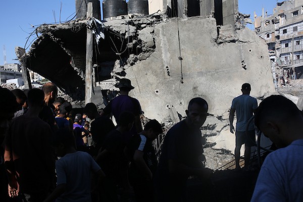 فلسطينيون يتجمعون قرب محطة لتحلية المياه استهدفتها غارة إسرائيلية في حي الشيخ رضوان بمدينة غزة، في 24 أغسطس/آب 2026.صورة: محمد صالحة