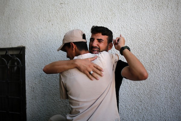 ودّع المشيّعون جثامين ثلاثة فلسطينيين استشهدوا في غارة إسرائيلية استهدفت سيارة مدنية في حي تل الهوى بمدينة غزة في 31 أغسطس/آب 2026. (صورة: محمد صالحة)
