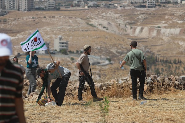 فلسطينيون ونشطاء دوليون خلال وقفة تضامنية مع أصحاب أراضٍ مهددة بالمصادرة في منطقة هراسا بمدينة بيت ساحور، في 14 أغسطس/آب 2026.(تصوير: مأمون وزواز)