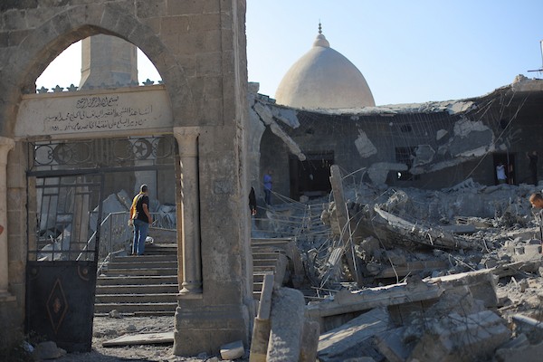 يتفقد فلسطينيون الدمار الذي لحق بمسجد أبو سليم التاريخي في دير البلح، وسط قطاع غزة، في 25 أغسطس/آب 2026، بعد استهدافه في غارة إسرائيلية. (صورة: حسن الجدي)