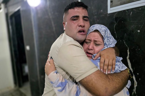 وصل مرضى فلسطينيون ومرافقوهم وعمال عائدون من الضفة الغربية إلى مجمع ناصر الطبي في خان يونس، جنوب قطاع غزة، ليلة 25 أغسطس/آب 2026. (صورة: طارق محمد)