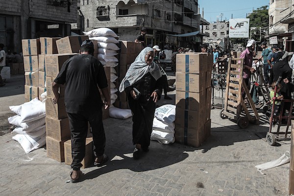 فلسطينيون يتلقون مساعدات غذائية من برنامج الأغذية العالمي في مخيم النصيرات وسط قطاع غزة، في 19 أغسطس/آب 2026، بالتزامن مع اليوم العالمي للعمل الإنساني. الصورة: معز صالحي