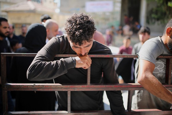 ودّع المشيّعون جثامين ثلاثة فلسطينيين استشهدوا في غارة إسرائيلية استهدفت سيارة مدنية في حي تل الهوى بمدينة غزة في 31 أغسطس/آب 2026. (صورة: محمد صالحة)