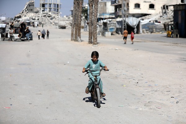يحاول الفلسطينيون النازحون مواصلة حياتهم اليومية في بيت لاهيا، شمال قطاع غزة، في 24 أغسطس/آب 2026، وسط دمار واسع النطاق خلفته الحرب. صورة: بلال أسامة