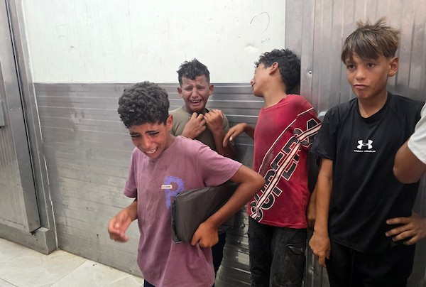 ينعى الفلسطينيون جثمان الطفل سهيل أبو شلوف في مشرحة مجمع ناصر الطبي بعد استشهاده في غارة جوية إسرائيلية أثناء جمعه الحطب في منطقة المواصي بخان يونس، جنوب قطاع غزة، في 16 أغسطس/آب 2026. (صورة: طارق محمد)