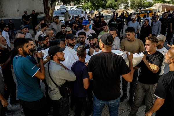 فلسطينيون يشيّعون جثامين تسعة أشخاص، بينهم طفل، استُشهدوا في غارة جوية إسرائيلية استهدفت مقرًا للشرطة وسط مدينة غزة، في 19 أغسطس/آب 2026. الصورة: بلال أسامة