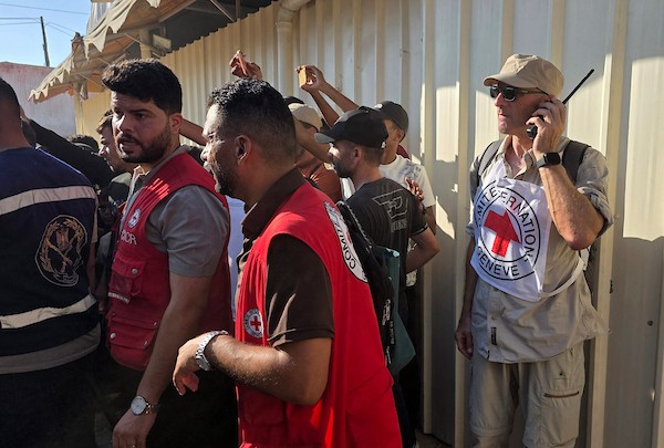 أسرى ومعتقلون فلسطينيون مفرج عنهم يصلون على متن حافلات تابعة للجنة الدولية للصليب الأحمر إلى مجمع ناصر الطبي في خان يونس، جنوب قطاع غزة، بعد نقلهم من معبر كرم أبو سالم، وسط تجمع أفراد من عائلاتهم لاستقبالهم.(تصوير: طارق محمد)