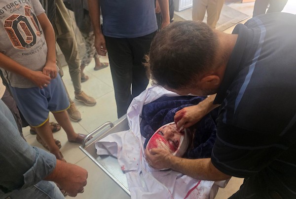 نقل مسعفون فلسطينيون جثمان عزام رفعت العبادلة إلى مجمع ناصر الطبي بعد استشهاده إثر قصف طائرة إسرائيلية لخيمة في منطقة المواصي بخان يونس، جنوب قطاع غزة، في 27 أغسطس/آب 2026. (صورة: طارق محمد)