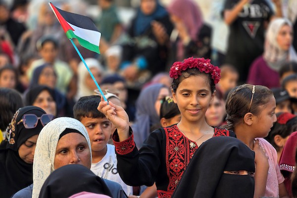 طلاب فلسطينيون متفوقون في المرحلة الثانوية برفقة عائلاتهم خلال حفل تكريم في خان يونس، جنوب قطاع غزة، في 6 أغسطس/آب 2026، احتفاءً بنجاح 140 طالبًا وطالبة رغم الظروف الصعبة. تصوير: طارق محمد